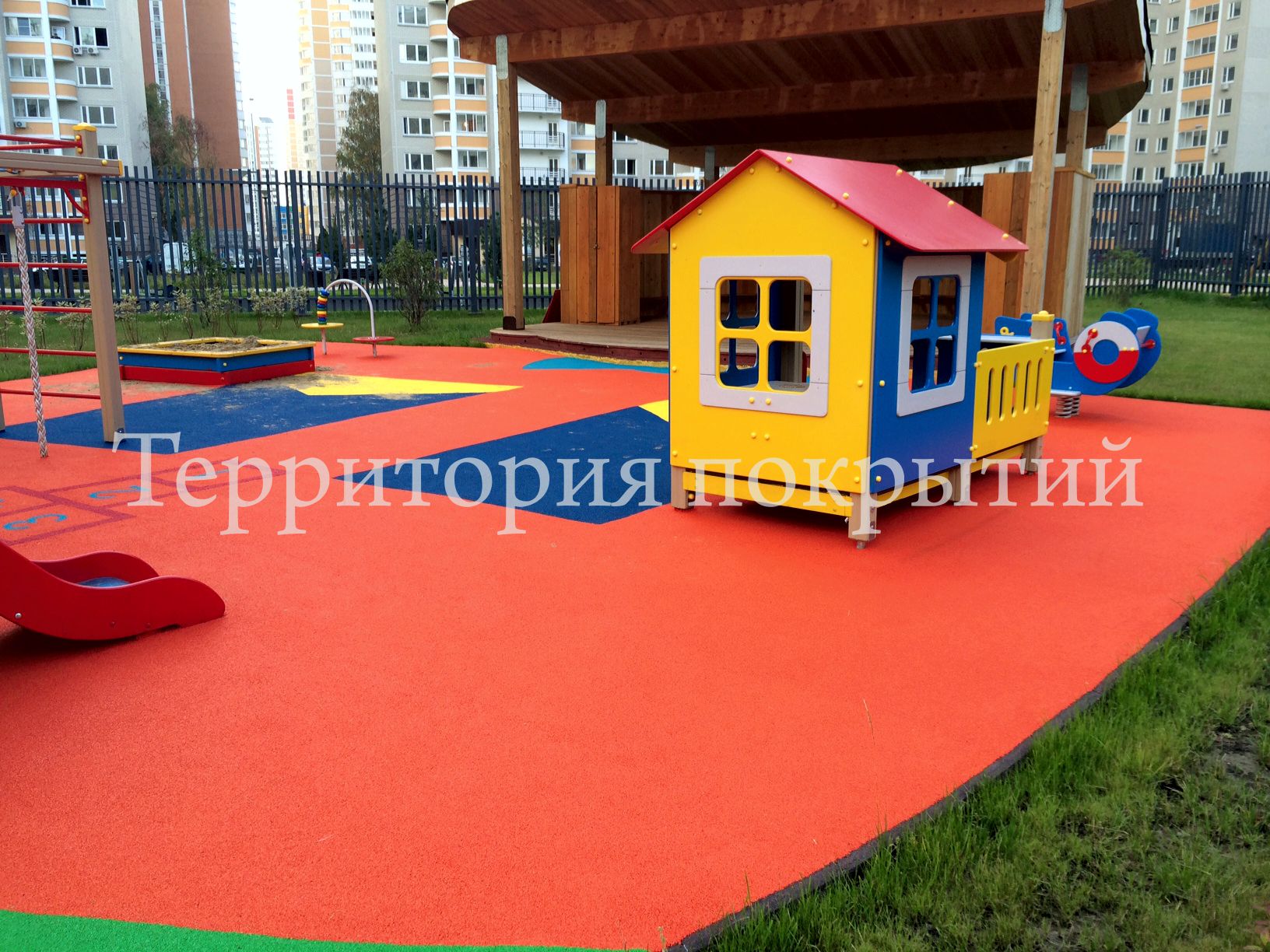 Что влияет на длительность укладки резиновых покрытий на детских площадках?